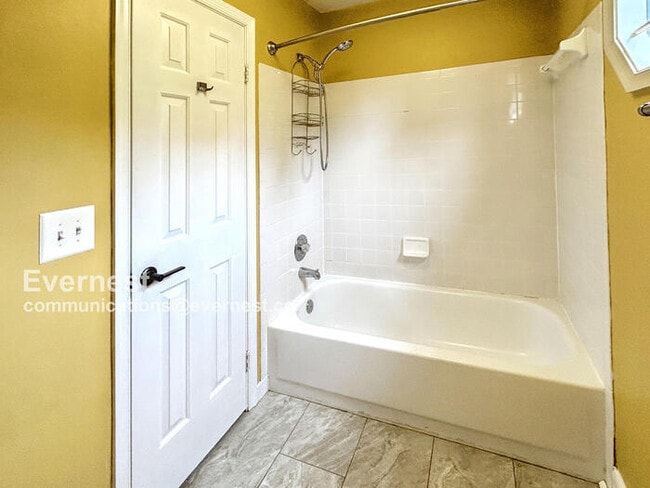 Building Photo - 3059 Southampton Dr