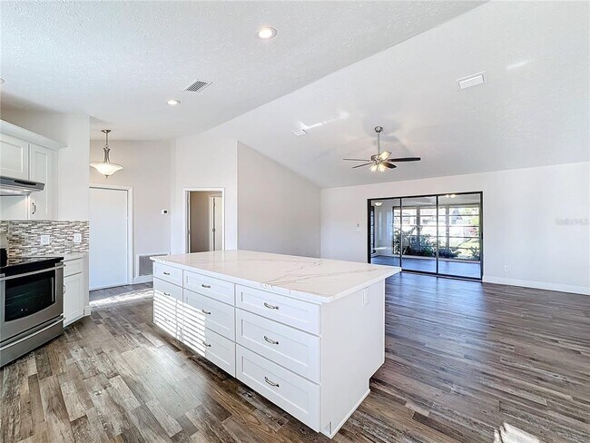Building Photo - 1715 S Pebble Beach Blvd