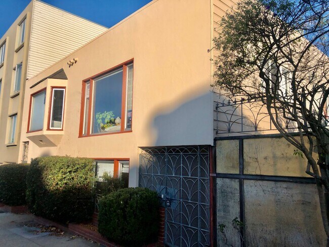 Building Photo - 826 Anza St