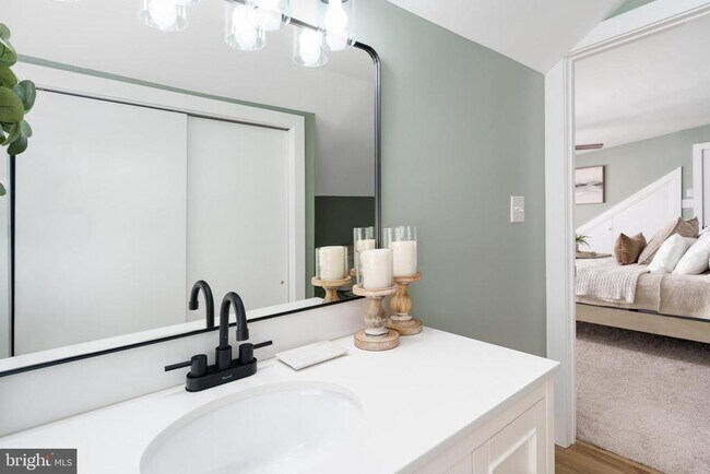 Building Photo - 26 Park Ln