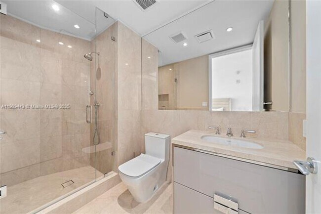 Building Photo - 15701 Collins Ave