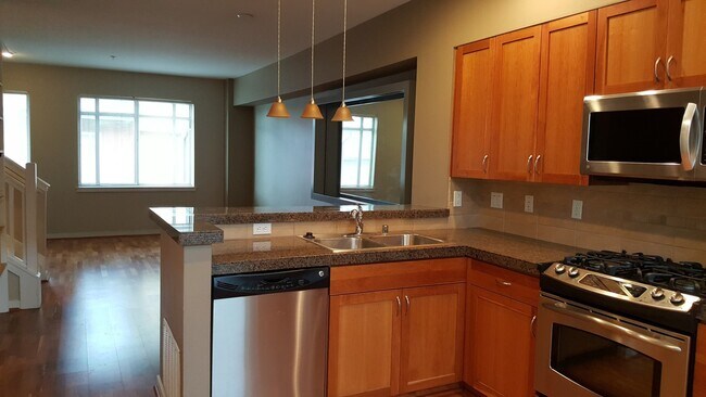 Building Photo - 2106 Yakima Ct S