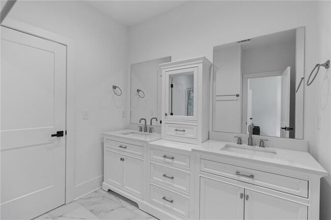 Building Photo - 2071 Fairhaven Cir NE