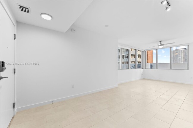 Building Photo - 2150 N Bayshore Dr