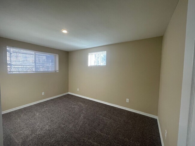 Building Photo - 2 Bed 1 Bath in East Denver Available NOW!