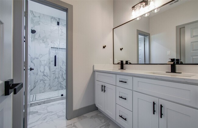 Building Photo - 837 S Victory Dr