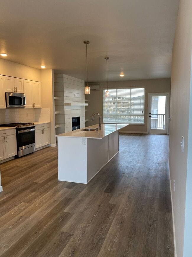 Building Photo - Modern 3 Bedroom, 3 Bath Townhome with 2-C...