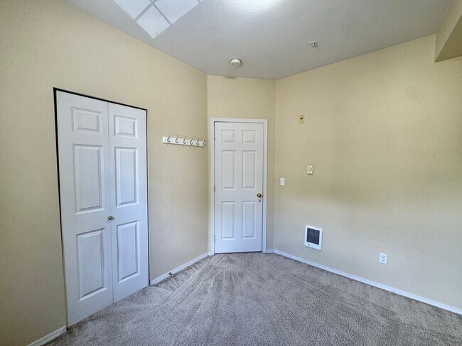 Building Photo - Secluded Renton Townhome