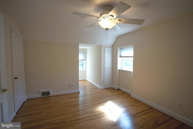 Building Photo - 5915 Ryland Dr