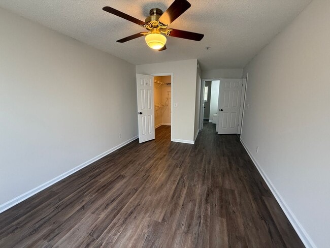 Building Photo - Modern Updated Top Floor unit! Freshly Pai...