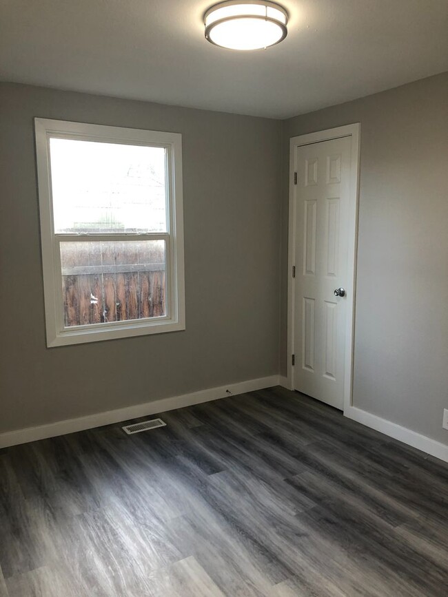 Building Photo - Recently Remodeled Home for Rent, Knolls V...