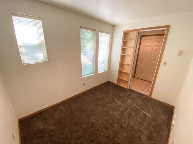 Building Photo - 3 Bed, 2 Bath 1 block from CWU