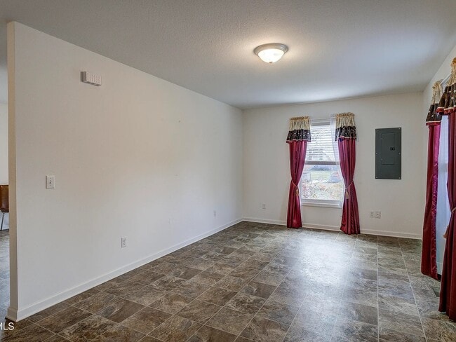 Building Photo - 2 Bed, 1 Bath - Home