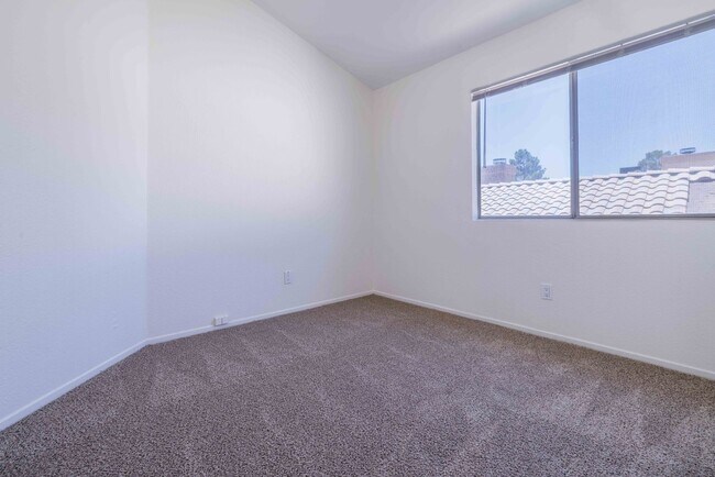 Building Photo - 1143 E Adelman Dr