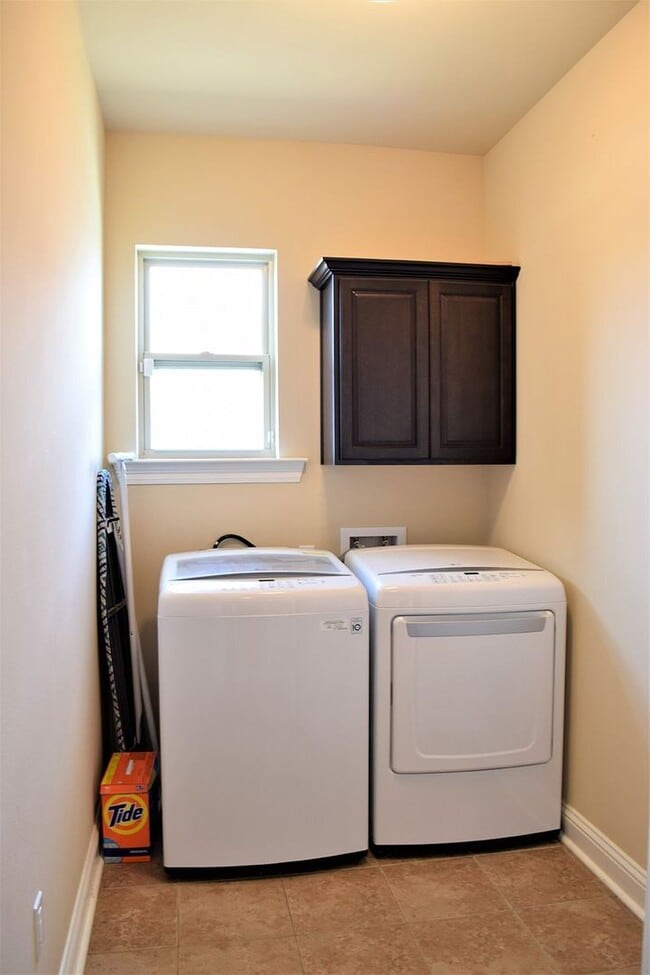 Building Photo - 324 Camelback Dr