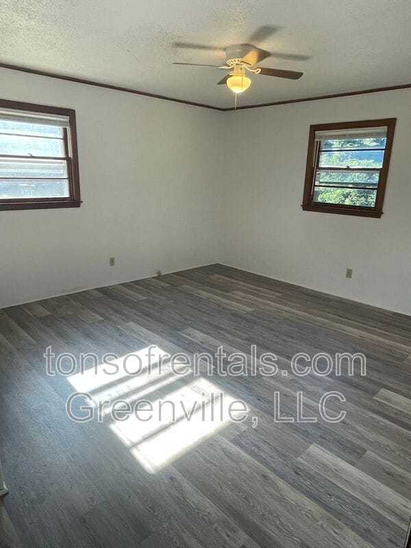 Building Photo - 214 Oakway Ave