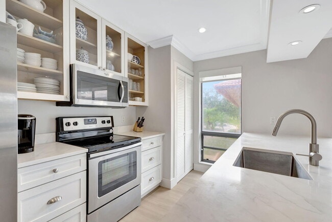 Building Photo - 438 Brackenwood Ln S