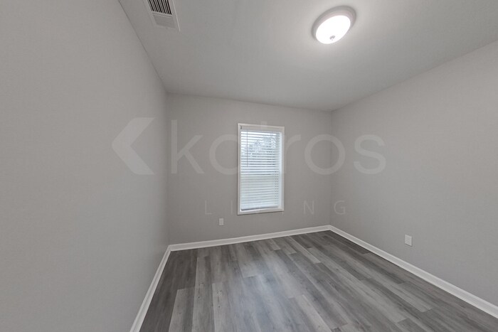 Building Photo - 230 E Colonial Dr