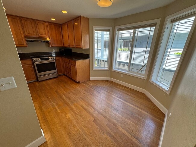 Building Photo - 3Bd/3Ba Seattle Townhouse