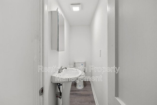 Building Photo - 921 25th St SW