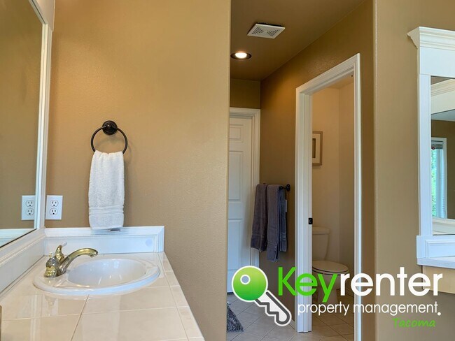 Building Photo - Luxurious House in North East Tacoma!!