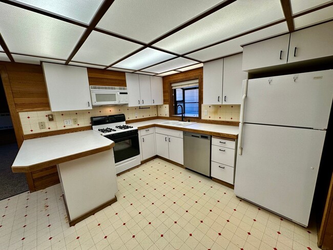 Building Photo - 1204 N Brooklane St