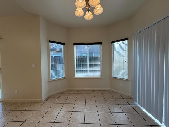 Building Photo - 4723 W Clinton Ave