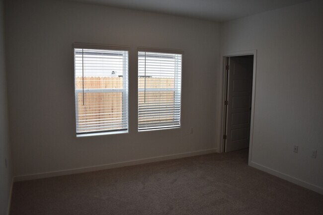 Building Photo - 4448 N San Miguel Ave