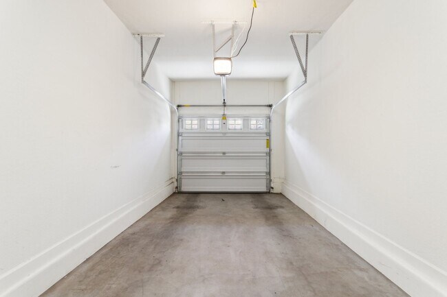 Building Photo - Gorgeous Condo