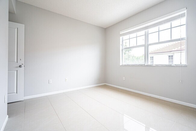 Building Photo - 5840 W Sample Rd