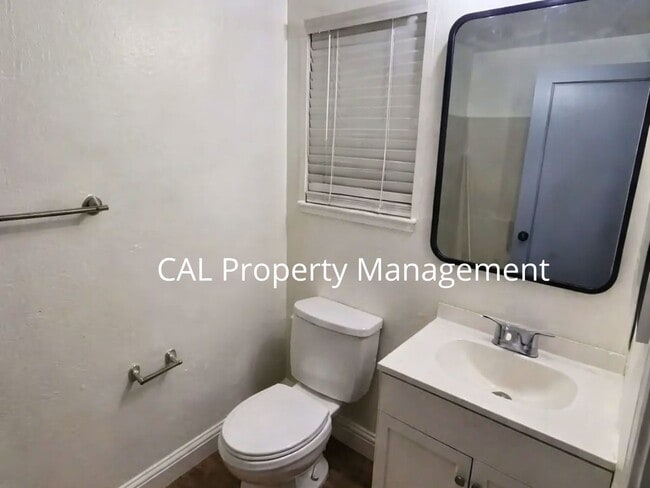 Building Photo - Cozy 1-Bedroom Apartment with Fireplace