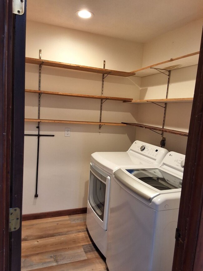 Building Photo - Oak Ridge 37830 - 4 bedroom 2.5 bath - call Sharon Arnwine 865-313-7215