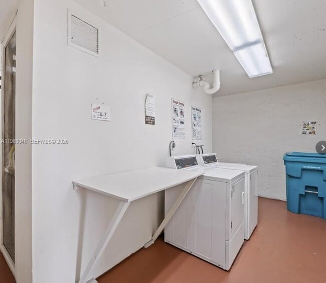 Building Photo - 300 S Hollybrook Dr