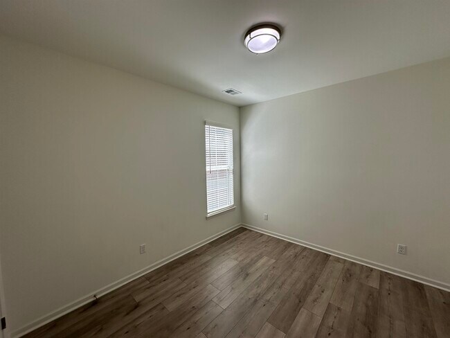 Building Photo - 4998 Farmland Way