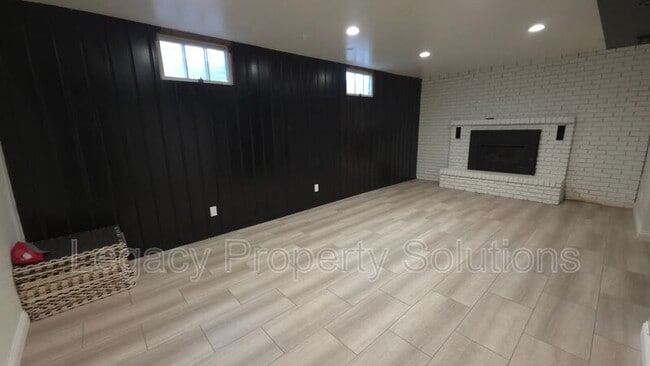 Building Photo - 926 N Mandan St