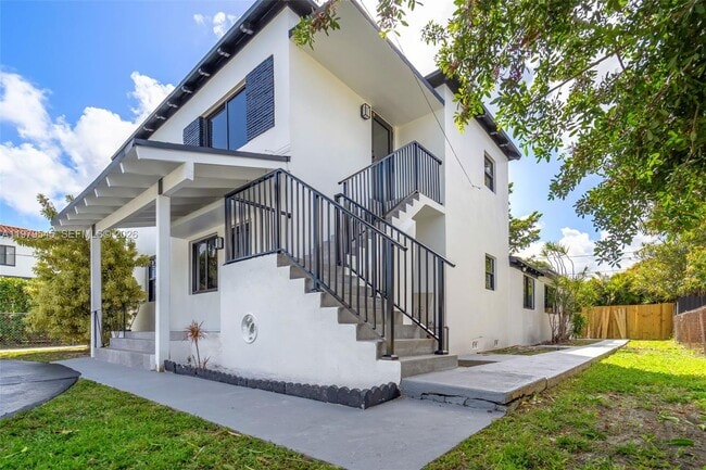 Building Photo - 130 SW 31st Ct