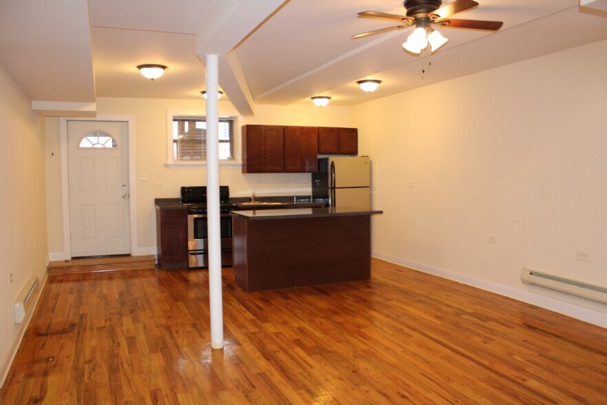 Building Photo - 1115 W Oakdale Ave