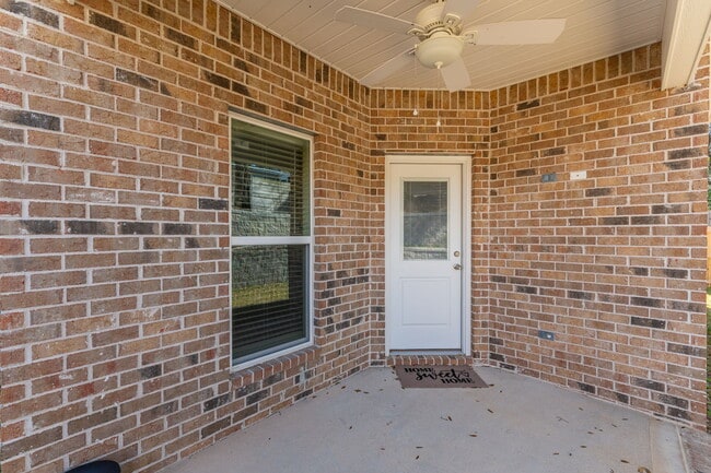 Building Photo - 807A Cedar Ave S