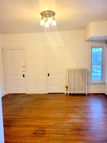 partial view of living room - 609 S Broad St