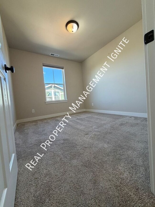Building Photo - 2713 NE Black Oak Pl