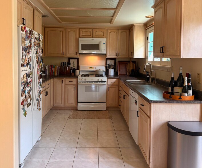 Kitchen - 222 S Hamilton Dr