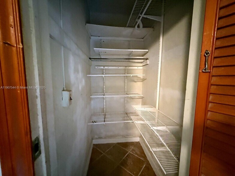 Building Photo - 1915 Country Club Prado