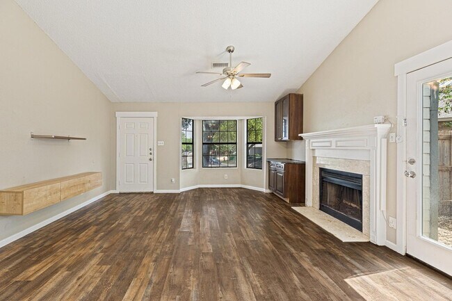 Building Photo - 906 Oleander Ln