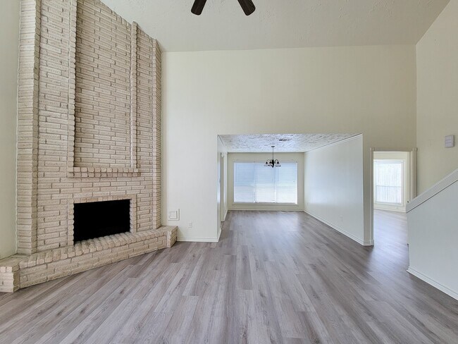 Building Photo - 2118 Creekshire Dr