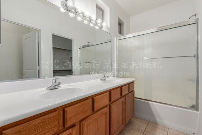 Building Photo - 2644 E Chester Dr