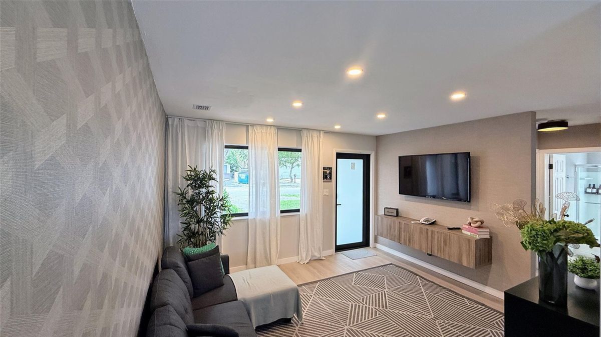 Building Photo - 433 NW 15th Way