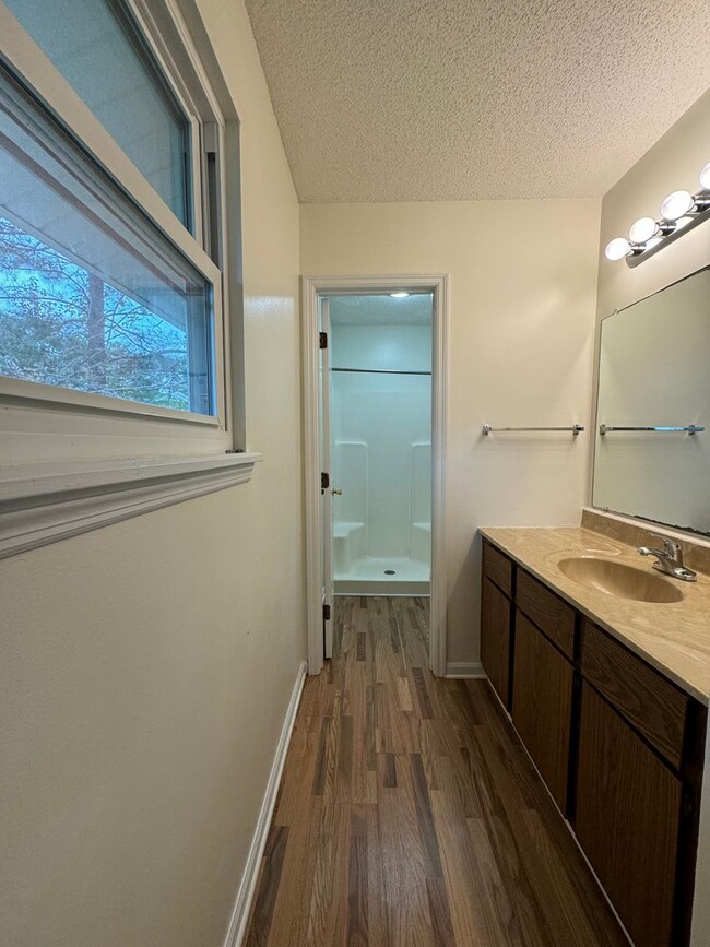 Building Photo - Snuggle Up on Sitton