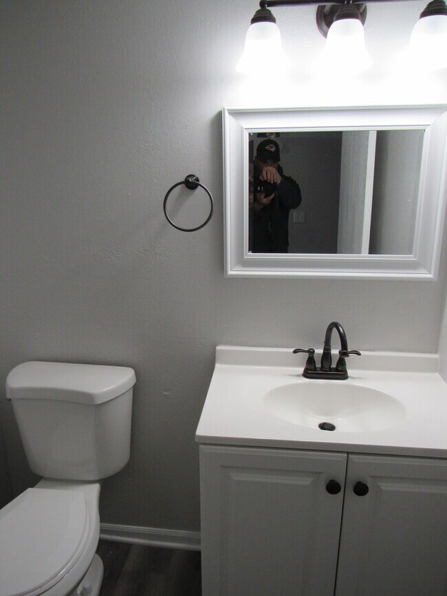 Building Photo - Cozy 2 bedrooms and 1.5 baths townhome located in Lee's Summit