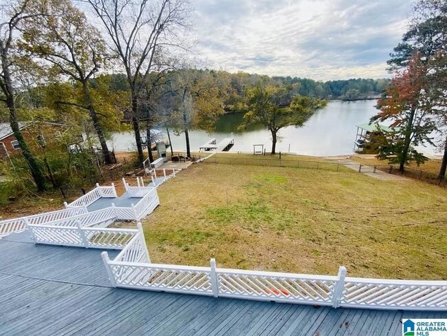 Building Photo - 992 Clear Creek Dr