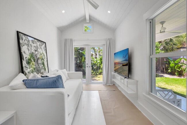 Building Photo - 220 S L St